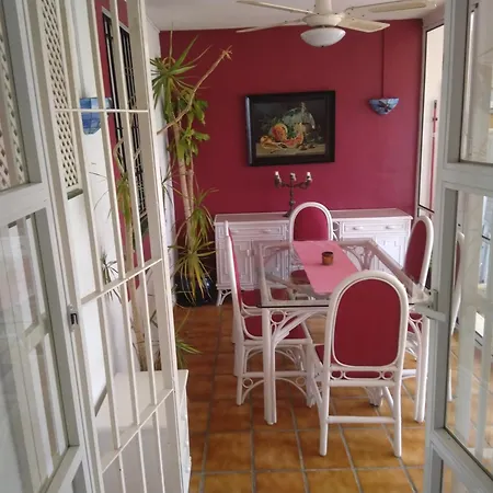 Iso Parveke Merenrannassa 102 *